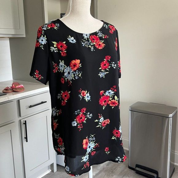 Chelsea & Theodore Flowing Floral Print Top for Career and Casual Size Medium - Picture 2 of 7